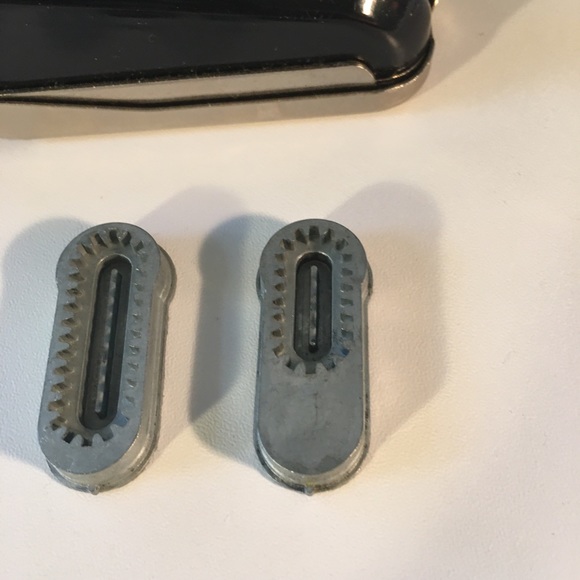 Vintage Singer Buttonholer No. 160506 - Picture 6 of 16